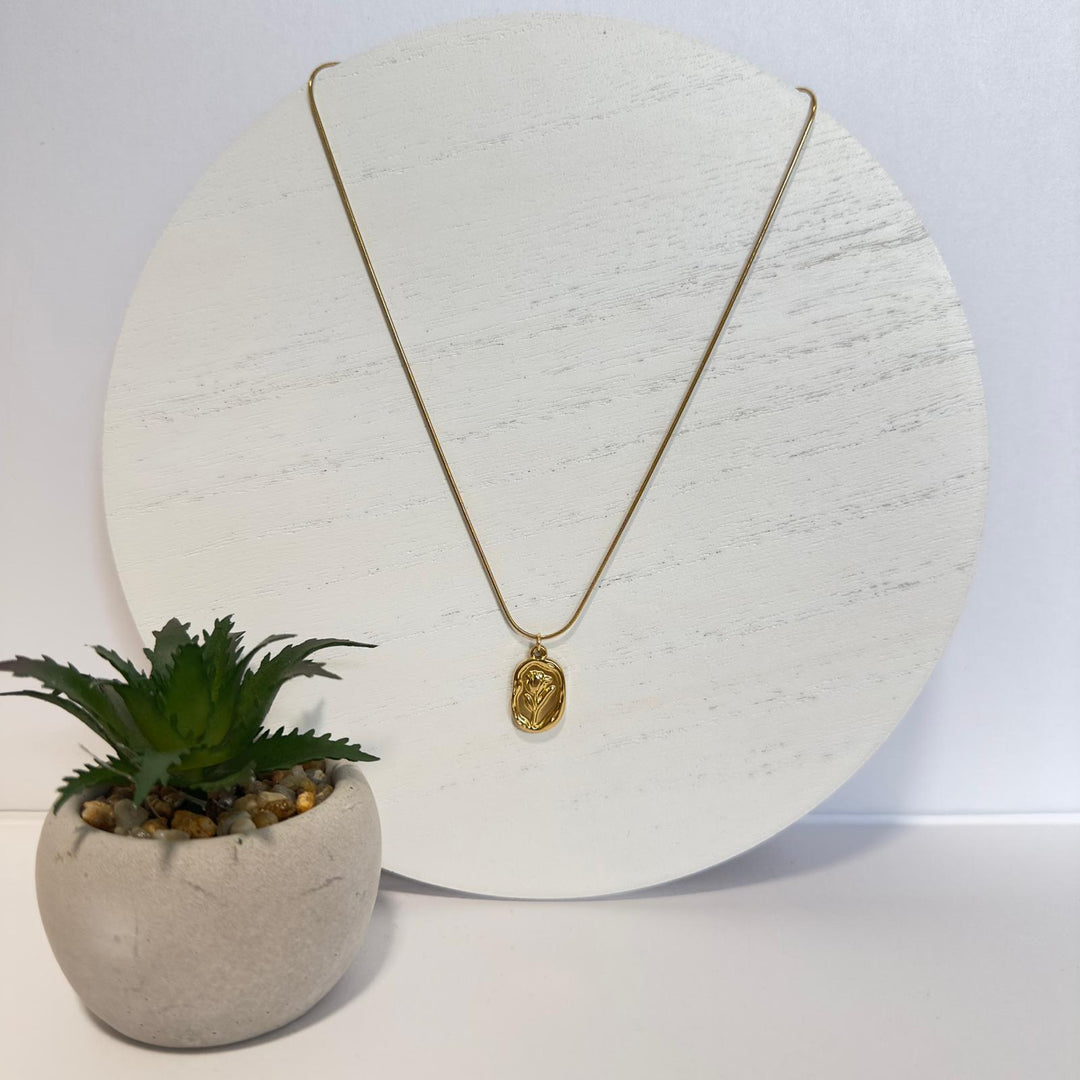 Sculpted Floral Medallion Necklace – 18K Gold Plated